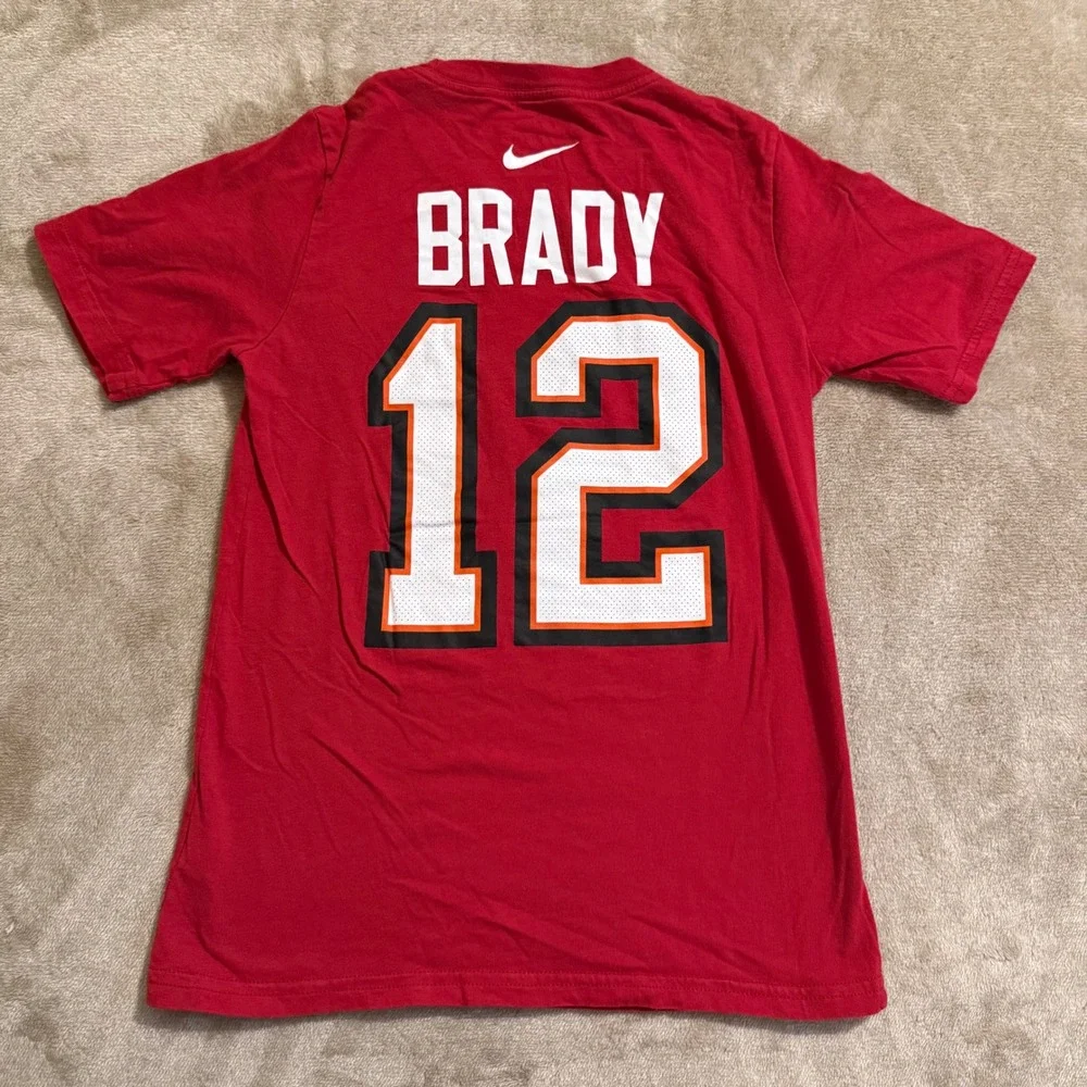 Nike Kids Tampa Bay Buccaneers Tom Brady 12 Red T-Shirt Medium 10/12 NFL Tee